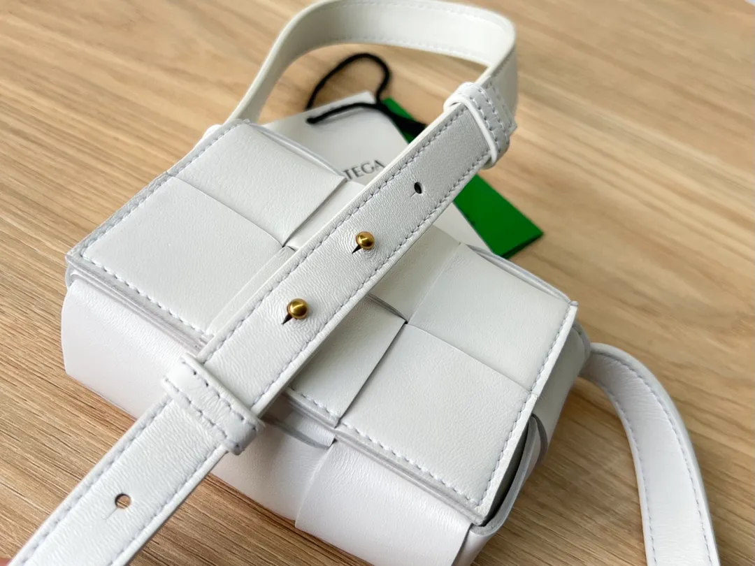 The new sheepskin checkered Mini cassette Bag. This cutie has been blown away even before it’s shipped. Available in waxed leather/sheepskin. Both leathers have a special texture to the touch. The cute cutie has a stunning appearance. 💓Super delicate and cute. Although it can’t fit a mobile phone, it can hold a lot of everyday cuties. It can be used as an ornament or a small bag. The mini Tabby can always add points to the look just right. A cutie with a 100% repeat rate when traveling. Get the same style as the street item. The shoulder strap is just right for one shoulder or crossbody. It’s perfect~ Size: 12x8x4 Style No.: 6813